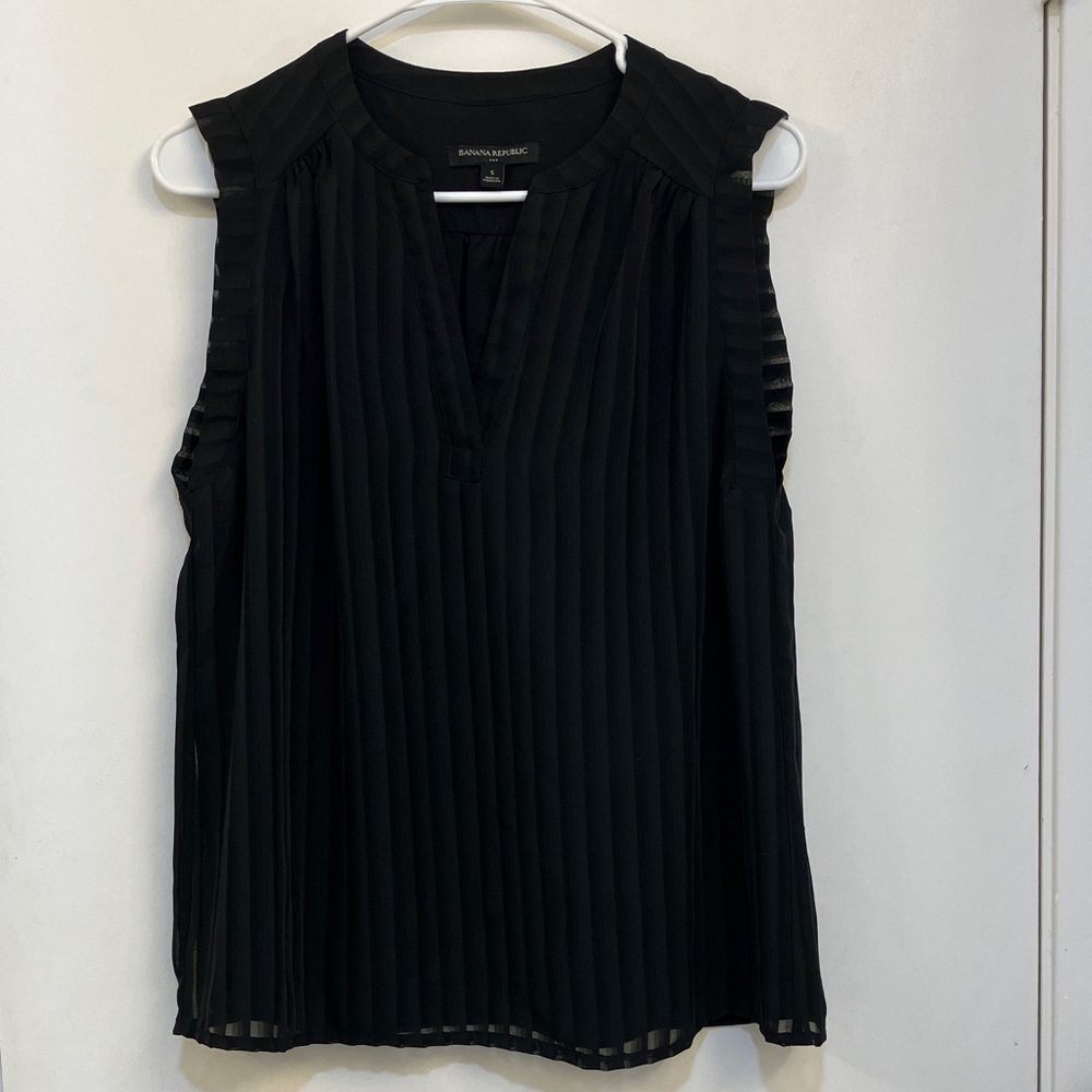 Banana Republic Black Sleeveless Pleated Split-Neck Top